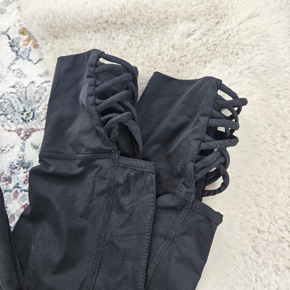 Athleta Solid Black Mind Over Matter Capri Leggin… - image 4